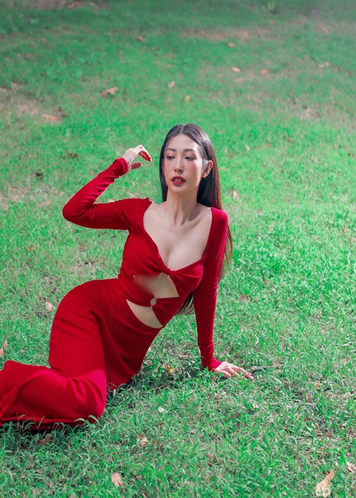 Hình thể nuột nà, Khổng Tú Quỳnh tự tin mặc gợi cảm.