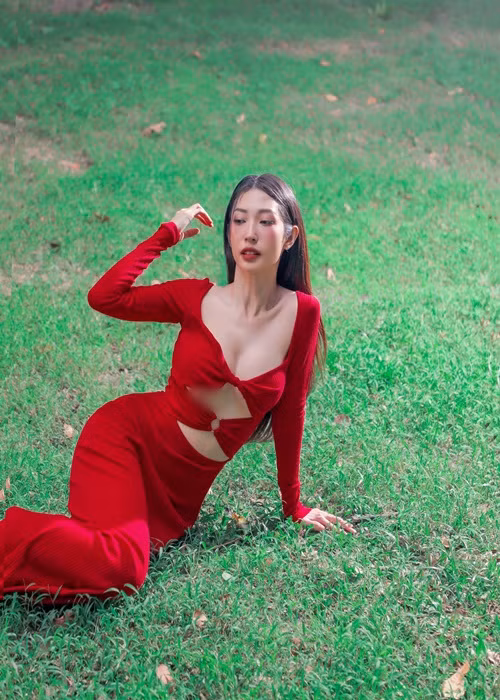 Hình thể nuột nà, Khổng Tú Quỳnh tự tin mặc gợi cảm.