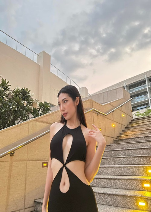 Mới đây, Khổng Tú Quỳnh đăng tải hình ảnh gợi cảm trong chiếc váy cắt xẻ táo bạo.