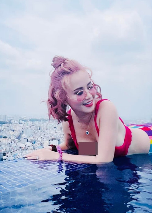 Trải qua 3 lần sinh nở, ở tuổi U50, nữ diễn viên phim "Về nhà đi con" vẫn trẻ đẹp, quyến rũ.