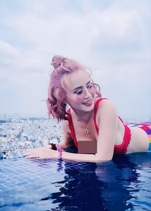 Trải qua 3 lần sinh nở, ở tuổi U50, nữ diễn viên phim "Về nhà đi con" vẫn trẻ đẹp, quyến rũ.