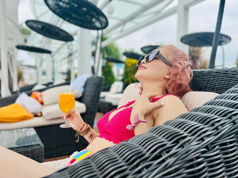 Hồi tháng 6/2021, Hoàng Yến bị người chồng cũ thứ 4 đấm gãy mũi.