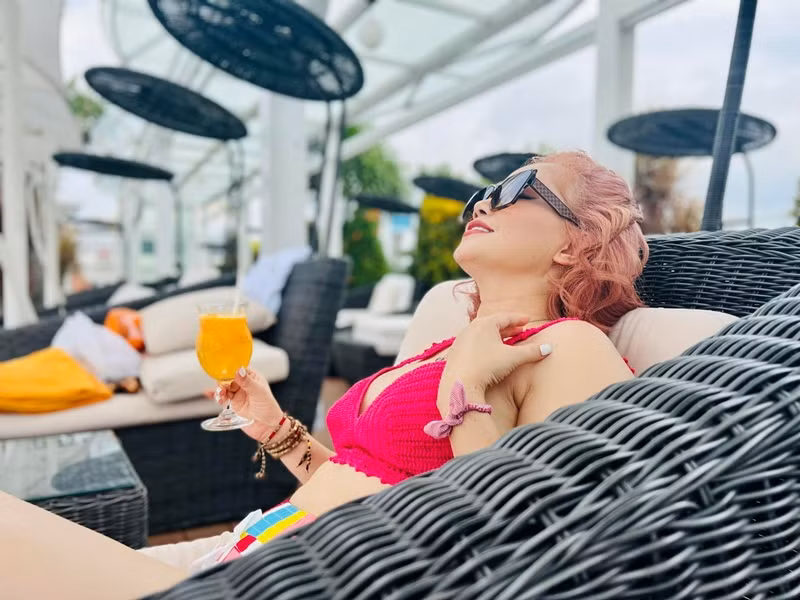 Hồi tháng 6/2021, Hoàng Yến bị người chồng cũ thứ 4 đấm gãy mũi.