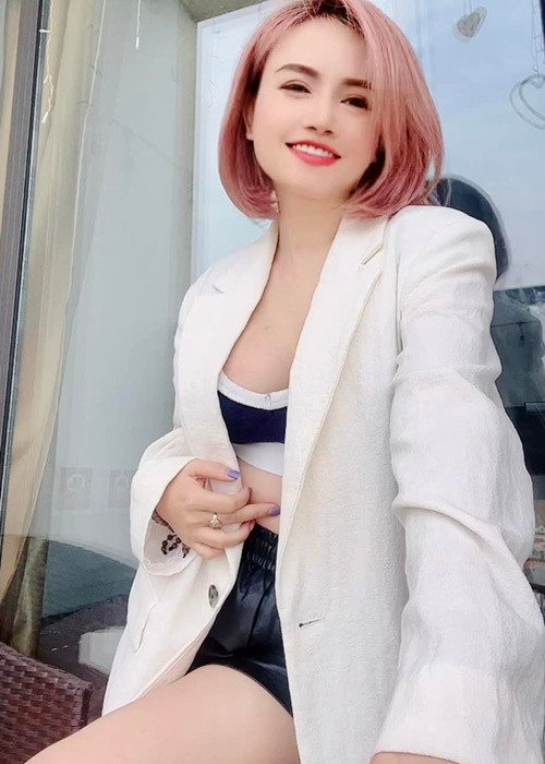 Mỗi lần tiện đường, Đào Hoàng Yến đèo con gái sang chơi với chồng cũ.