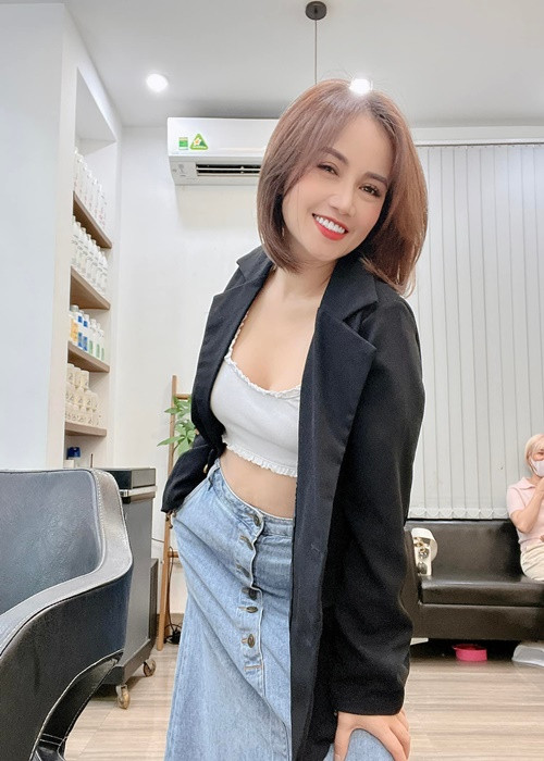 Hoàng Yến từng vướng tin đồn sắp lên xe hoa lần thứ 5. Tin đồn này bắt nguồn từ bức ảnh nữ diễn viên mặc váy cô dâu. Không những vậy, Hoàng Yến còn nói đùa với MC Bạch Dương rằng sẽ mời Bạch Dương làm MC trong đám cưới của mình.