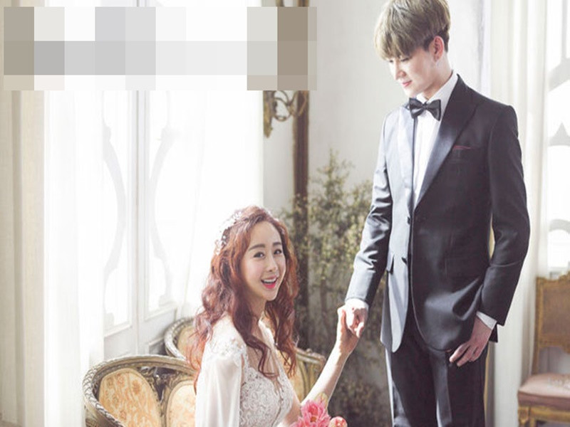 Theo Zing, sau kết hôn, Trần Hoa theo vợ sang Hàn sinh sống. Khi tham gia chương trình thực tế Flavor of Wife, cả hai thường xuyên xảy ra những trận cãi vã kịch liệt. Ham So Won bị chỉ trích kiểm soát chồng thái quá. Chồng trẻ của Ham So Won thậm chí phải đi gặp bác sĩ tâm lý trị liệu sau khi có những dấu hiệu trầm cảm. Ảnh: Osen