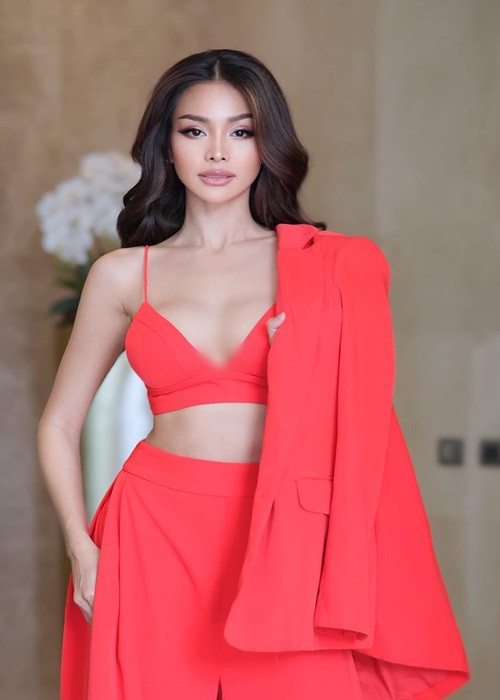 Engfa Waraha chuộng mặc trang phục tôn đường cong hình thể.