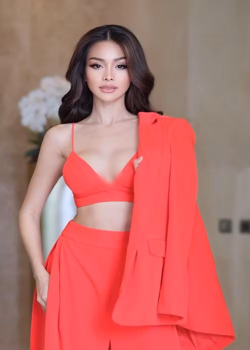 Engfa Waraha chuộng mặc trang phục tôn đường cong hình thể.