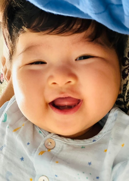Cận cảnh gương mặt đáng yêu của bé Bình An.