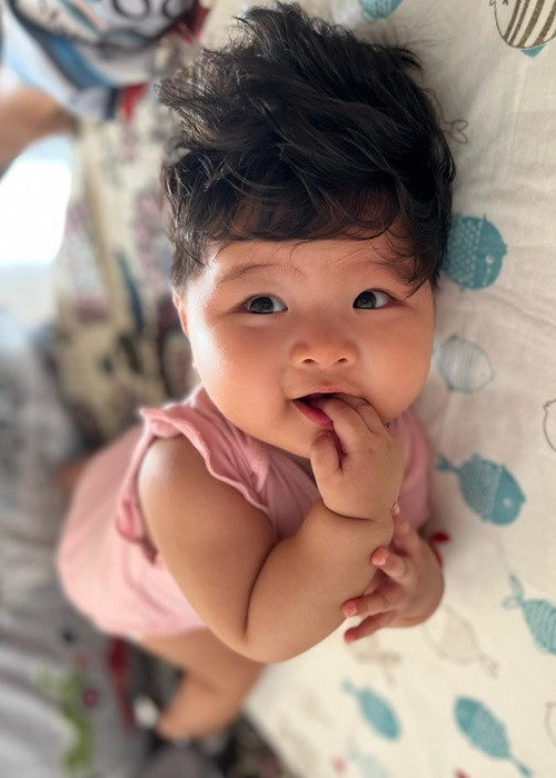 Sau khi công khai thông tin tái hôn, có con gái vào tháng 12/2021, Lê Bê La thoải mái chia sẻ hình ảnh cô công chúa nhưng vẫn giấu kín danh tính người bạn đời.