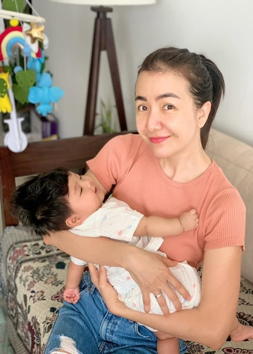 Diễn viên Ái Châu bồng bế con gái của Lê Bê La.