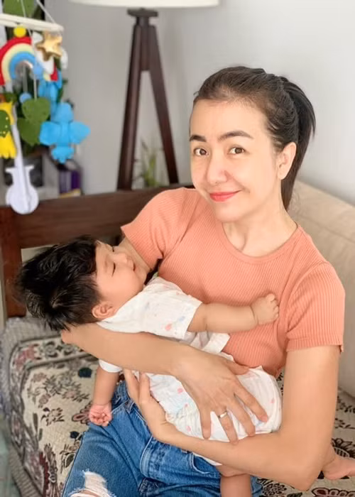 Diễn viên Ái Châu bồng bế con gái của Lê Bê La.