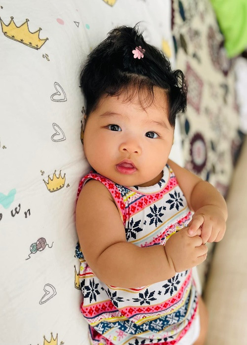 Con gái sở hữu mái tóc đen dày nên Lê Bê La thường xuyên làm điệu cho mái tóc của con.