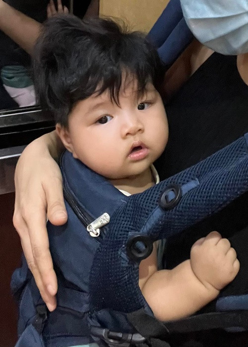 Con gái của Lê Bê La và người chồng thứ hai có vẻ ngoài bụ bẫm với hai má phúng phính, chân tay tròn lẳn.