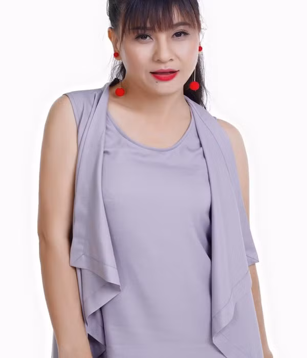 Cát Phượng kể: "Lúc không có tiền, tôi đi "bán máu" để mua mì gói. Mà nói "bán máu" cũng không đúng, mình đi hiến máu xong người ta hỗ trợ 20.000 đồng. Mình lấy tiền đó mua mì gói để sẵn, đói thì cứ ăn sống ăn chín”. Ảnh: FBNV