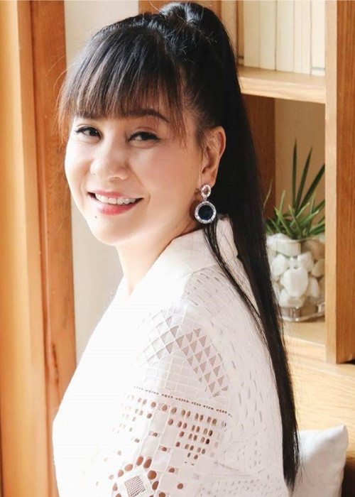 Cát Phượng còn chia sẻ, trong một lần vào đêm 30 Tết, sau khi nhường lại tiền về quê cho các bạn học, cô ra giữa sân trường ngồi ngẩn ngơ. Quyền Linh xuất hiện rủ cô vào phòng ăn cơm chung. "Chỉ có nước tương, vậy mà hai anh em ăn cũng hết nửa nồi cơm. Ăn xong, hai anh em tự cười tự khóc", Cát Phượng nhớ lại. Ảnh: FBNV