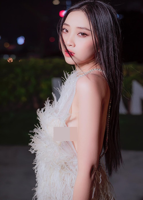 Nữ MC sinh năm 1988 sở hữu vóc dáng thon gọn, gương mặt khả ái.