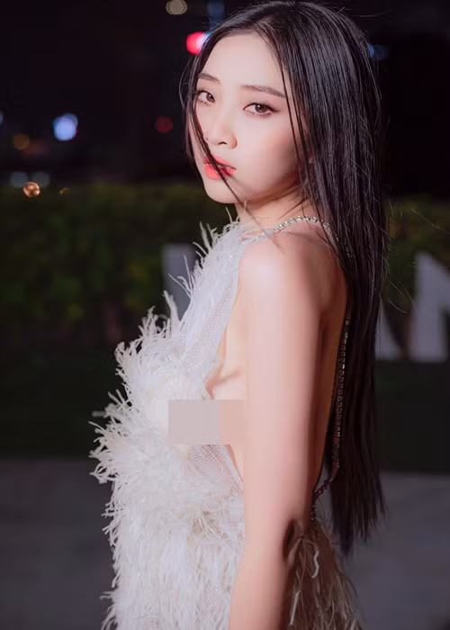 Nữ MC sinh năm 1988 sở hữu vóc dáng thon gọn, gương mặt khả ái.