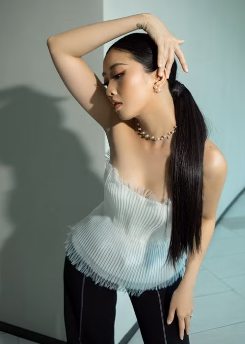 Nữ MC chia sẻ: “Trinh nghĩ rằng, khi người phụ nữ biết tự chăm lo cho bản thân, họ càng được đàn ông xem trọng và muốn được bảo vệ”.