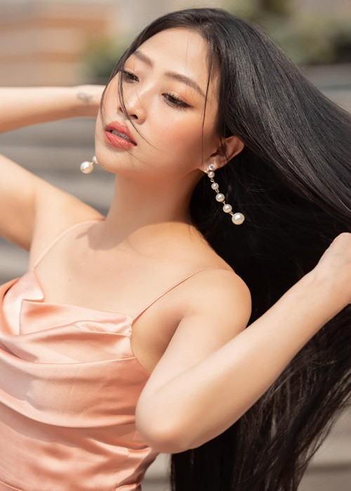 Khác với vẻ kiêu sa, quyến rũ khi làm MC, dự sự kiện, ngoài đời, nữ MC thường chọn những bộ trang phục tối giản, tinh tế.