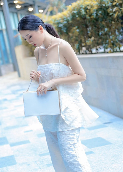 Liêu Hà Trinh cho rằng, phụ nữ sinh ra là để được trân trọng và điều đó một phần đến từ cách ăn mặc đẹp nhằm “ghi điểm” trong mắt người đối diện.