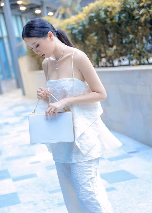 Liêu Hà Trinh cho rằng, phụ nữ sinh ra là để được trân trọng và điều đó một phần đến từ cách ăn mặc đẹp nhằm “ghi điểm” trong mắt người đối diện.