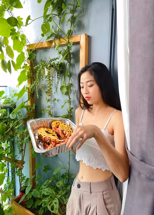 Liêu Hà Trinh là một trong những mỹ nhân Việt lấy chồng kém tuổi. Nữ MC hơn người bạn đời 2 tuổi.