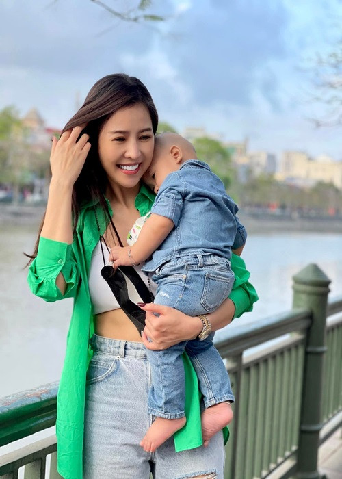 Đường tình của Quế Vân đầy lận đận. Cô từng tố bạn trai cũ bạc bẽo, không nhận con trai thứ 3.