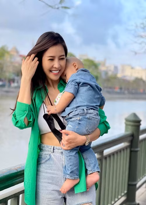 Đường tình của Quế Vân đầy lận đận. Cô từng tố bạn trai cũ bạc bẽo, không nhận con trai thứ 3.