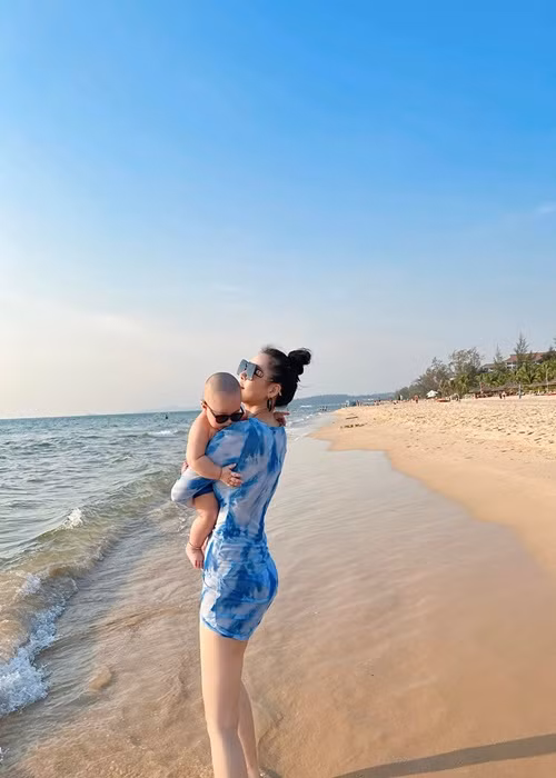 Quế Vân không ngại công khai hình ảnh quá trình dao kéo, tiết lộ cả chi phí, khôn giấu giếm giống như những mỹ nhân khác.