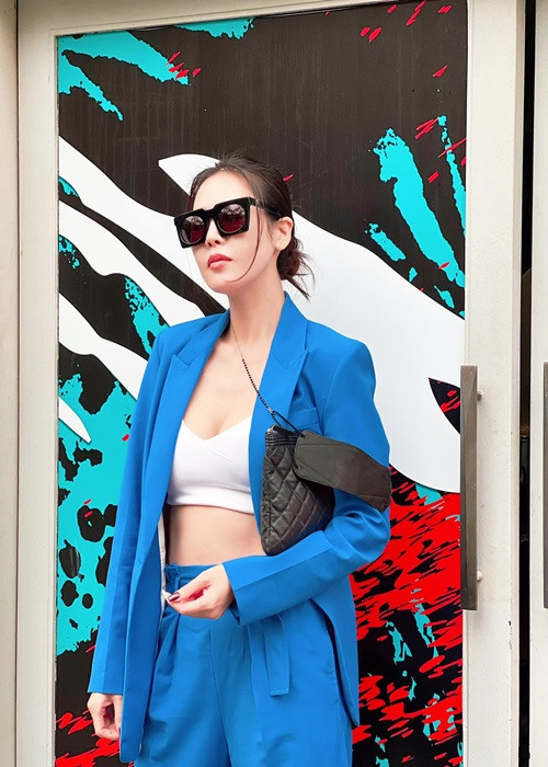 Vòng hai thon gọn của nữ ca sĩ khiến bao bà mẹ bỉm sữa phát ghen.