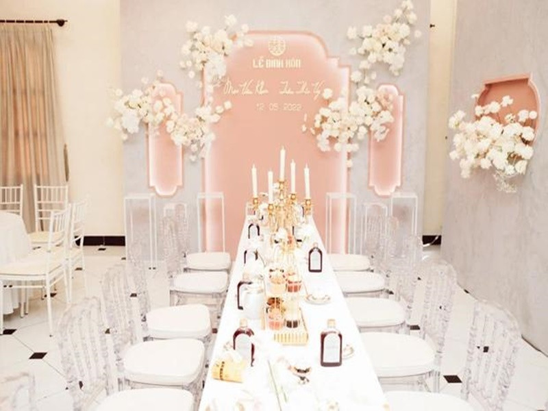 Không gian lễ đính hôn của Mạc Văn Khoa mang tông màu trắng hồng. Ảnh: Vietnamnet