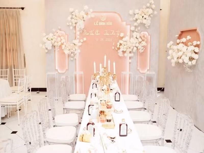 Không gian lễ đính hôn của Mạc Văn Khoa mang tông màu trắng hồng. Ảnh: Vietnamnet
