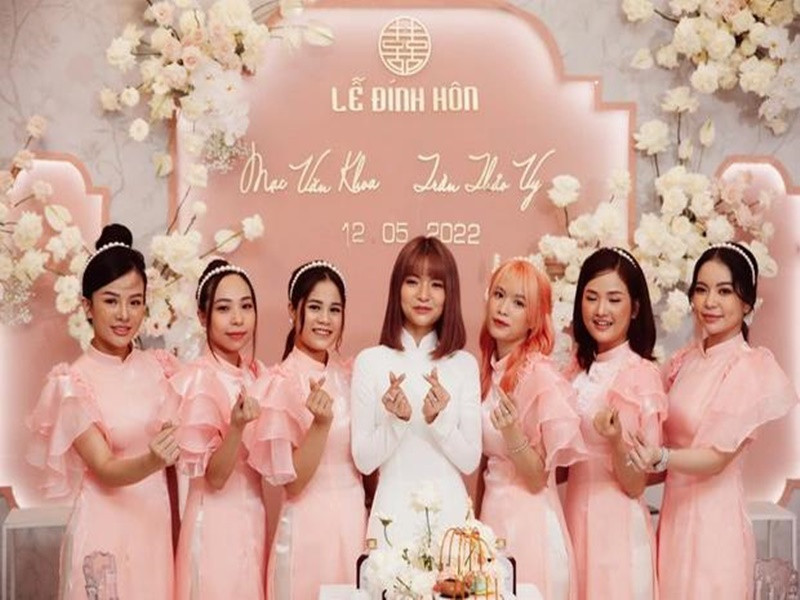 Dàn phù dâu của Thảo Vy mặc áo dài gam hồng. Ảnh: Vietnamnet