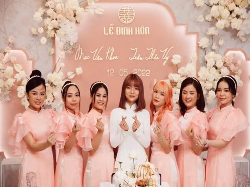 Dàn phù dâu của Thảo Vy mặc áo dài gam hồng. Ảnh: Vietnamnet