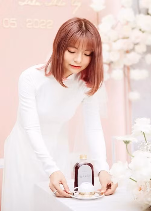 Bà xã của Mạc Văn Khoa mặc áo dài trắng trong lễ đính hôn. Ảnh: Vietnamnet