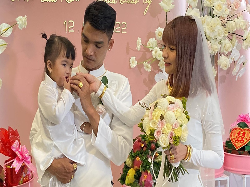 Thảo Vy đeo vàng trĩu cỗ tay. Ảnh: Zing