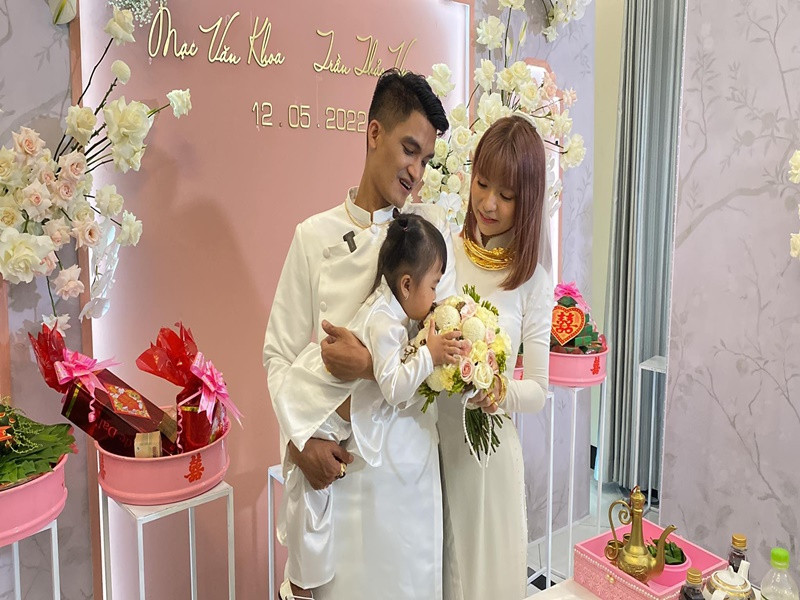 Con gái của Mạc Văn Khoa - Thảo Vy diện áo trắng trong lễ đính hôn. Ảnh: Zing