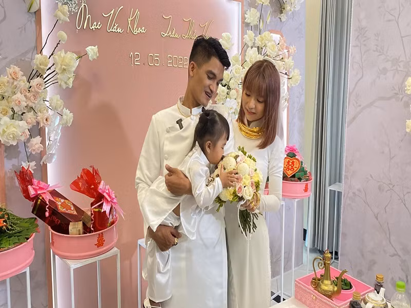 Con gái của Mạc Văn Khoa - Thảo Vy diện áo trắng trong lễ đính hôn. Ảnh: Zing