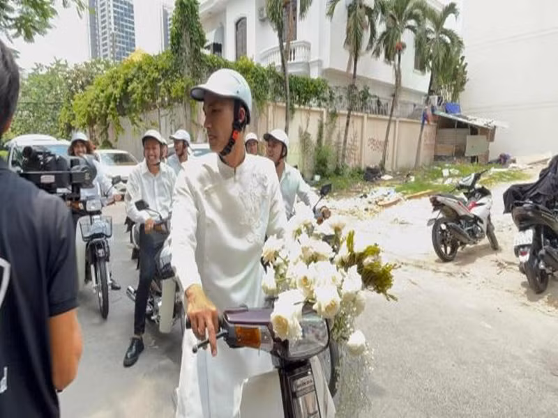 Hiện tại, bố mẹ Mạc Văn Khoa vẫn sử dụng chiếc xe cũ này ở quê nhà Hải Dương. Mới đây, anh mang xe vào TP HCM để sửa sang lại trước khi dùng nó đón Thảo Vy. Ảnh: Công lý và xã hội