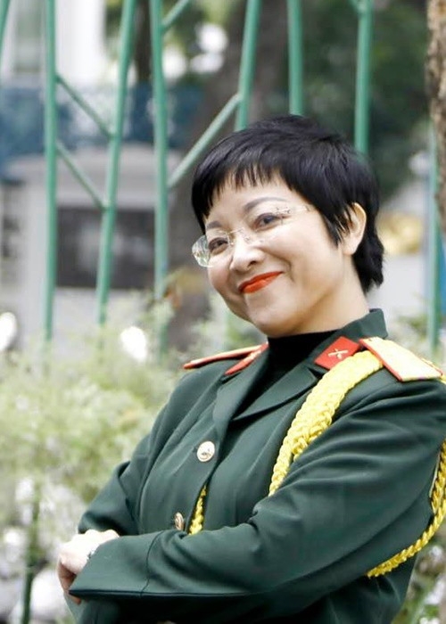 "Tôi đã lên Đoàn ở 10 ngày trên Núi Voi, đã được đặc cách nhận quân hàm Thiếu úy. Nhưng sau đó tôi có giấy báo đã trúng tuyển ĐH Sư phạm Ngoại ngữ. Anh rể tôi đã lên Đoàn chở tôi về để xuống Hà Nội nhập học", MC Thảo Vân kể. Ảnh: FBNV