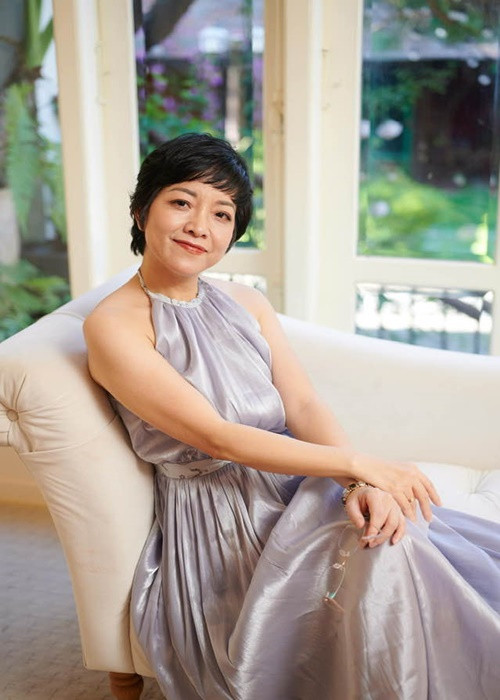 "Tôi là dân tay ngang, không được học nhạc lý nhưng được mọi người ưu ái nên cố gắng tập luyện. Tôi nhớ Hoa Sữa những ngày đầu tập nhạc ở một căn hầm tại ngôi nhà ở đường Điện Biên Phủ (Hà Nội). Lúc đó ở ban nhạc tôi cũng là ca sĩ duy nhất, tập nhạc của anh Vũ Quang Trung, song ca cùng Anh Quân. Sau đó có quay một chương trình để phát sóng trên truyền hình, Hoa Sữa phải mượn sân khấu tại Bệnh viện Quân đội 108", Thảo Vân chia sẻ trên Sức khỏe đời sống. Ảnh: FBNV