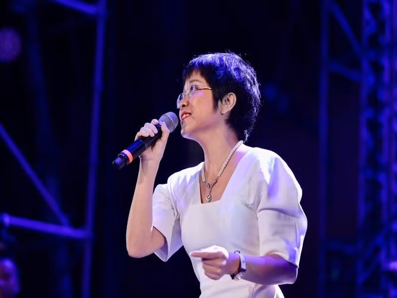 Nữ MC có năng khiếu ca hát. Theo Phụ nữ Việt Nam, từ nhỏ, cô thường xuyên đến hát động viên tinh thần các chiến sĩ tại Sư đoàn 337. Đến khi tốt nghiệp trung học phổ thông, cô được Đoàn Nghệ thuật Quân khu 1 tuyển thẳng vào đoàn. Tuy nhiên, cô quyết định học đại học. Ảnh: FBNV