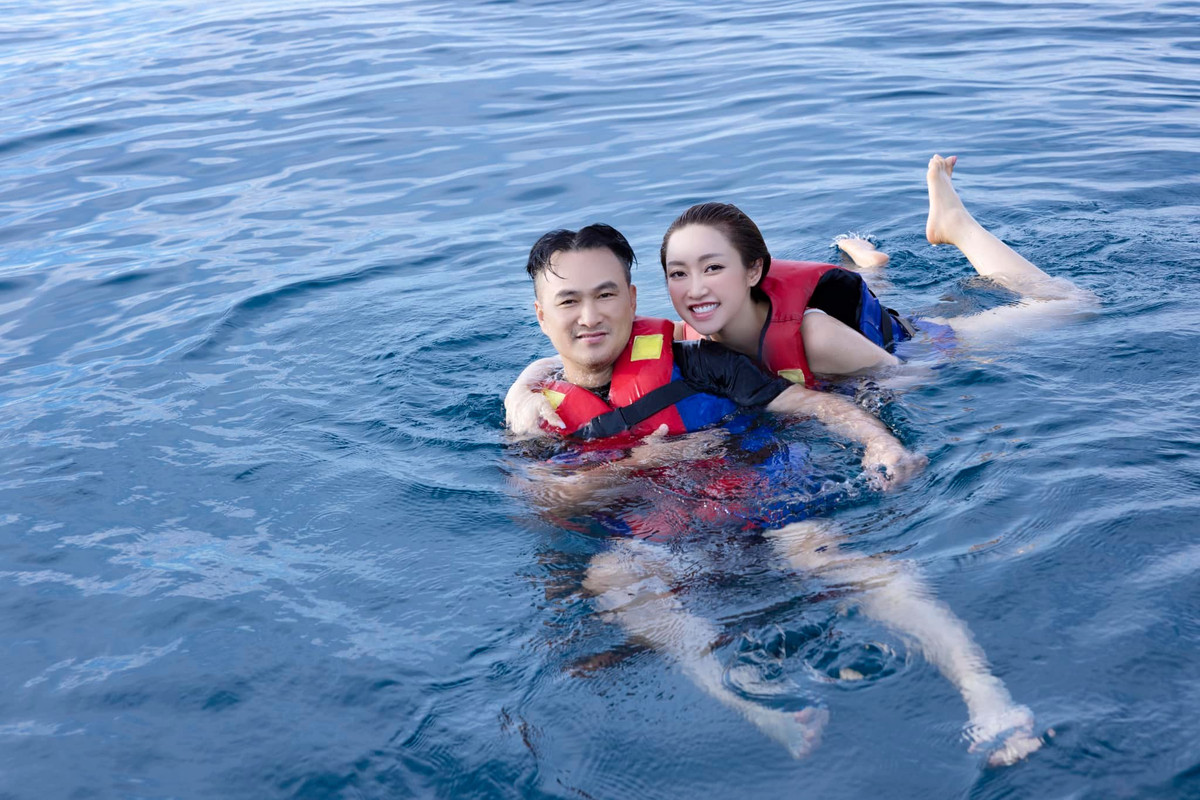 Đôi vợ chồng ngày càng dính như sam.