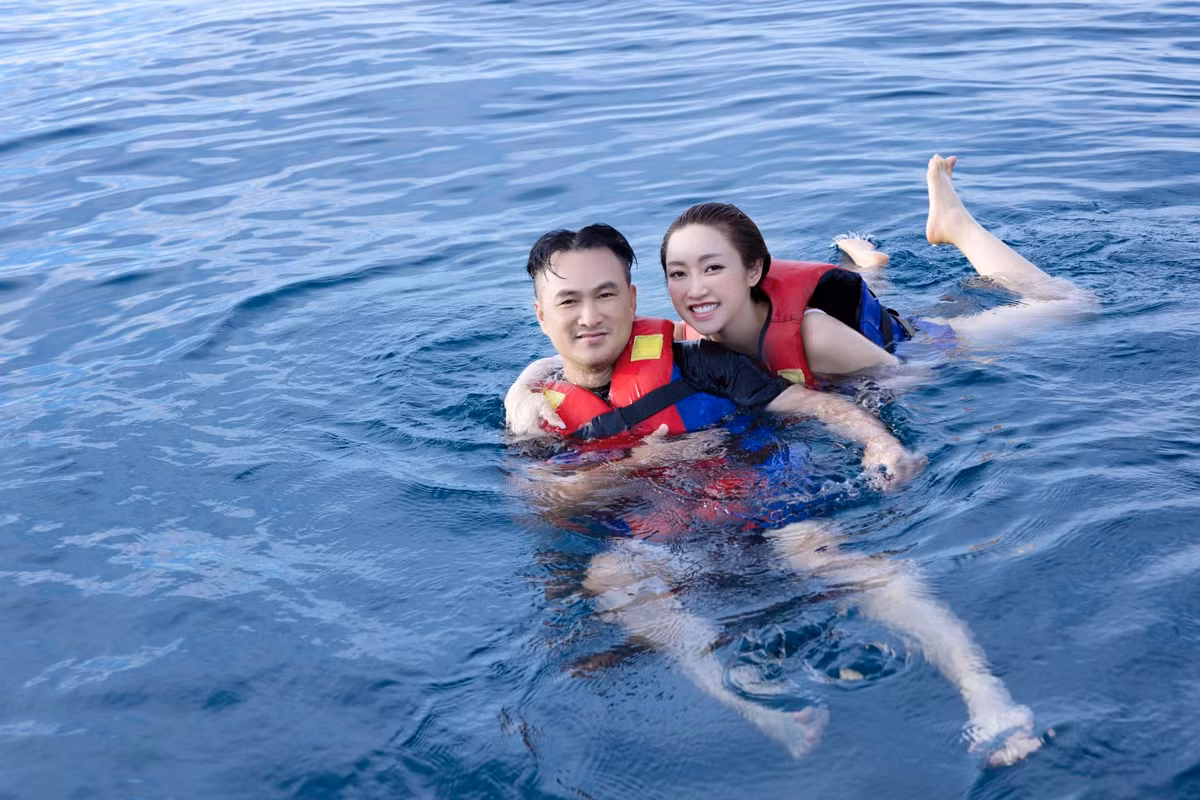 Đôi vợ chồng ngày càng dính như sam.