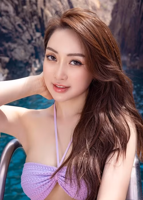 Để ăn mừng giảm 15kg, bà xã của Chi Bảo thực hiện bộ ảnh trên biển.