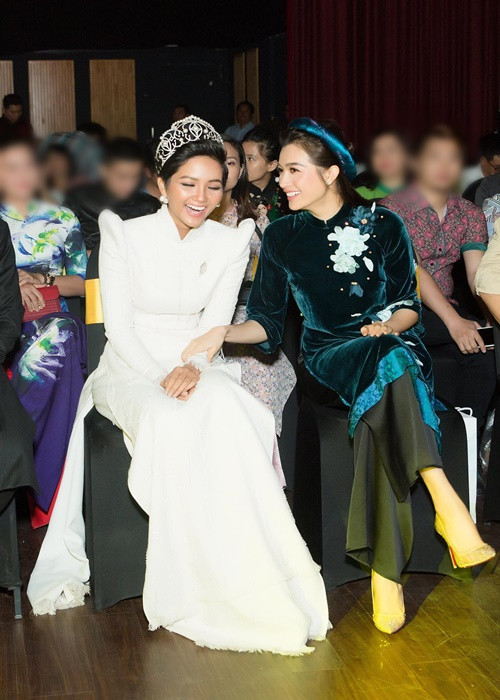 Mỗi khi hội ngộ tại các sự kiện, H’hen Niê và Lệ Hằng lại trò chuyện vui vẻ. Ảnh: FBNV