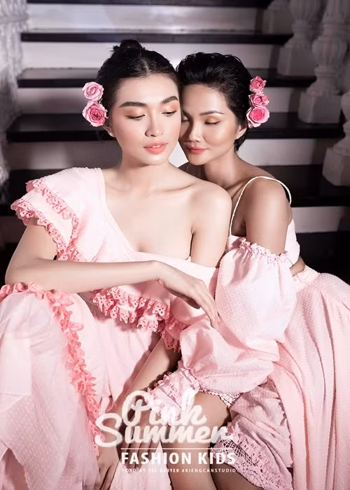 Tình chị em giữa H'hen Niê và Lệ Hằng khiến nhiều người ngưỡng mộ. Ảnh: FBNV