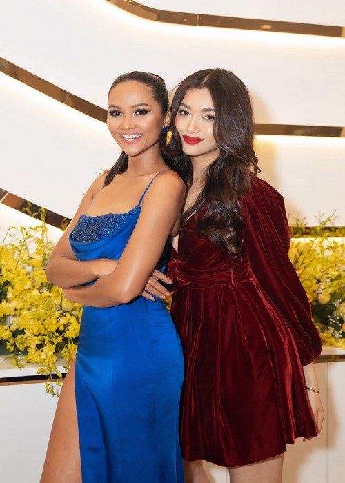 Khi H'hen Niê sang Thái Lan thi Hoa hậu Hoàn vũ Thế giới 2018, Lệ Hằng cho mượn bộ trang sức đắt đỏ làm phụ kiện thi đấu. Ảnh: FBNV