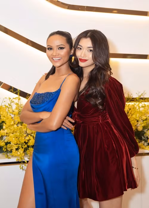 Khi H'hen Niê sang Thái Lan thi Hoa hậu Hoàn vũ Thế giới 2018, Lệ Hằng cho mượn bộ trang sức đắt đỏ làm phụ kiện thi đấu. Ảnh: FBNV